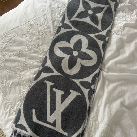 Louis Vuitton - LV Medallion Scarf - Picture 8 of 10